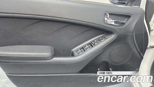Kia K3 2015 — photo 14