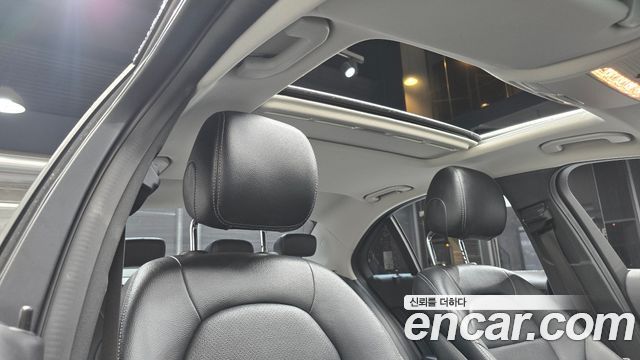 Mercedes-Benz C-Class 2018 — photo 26