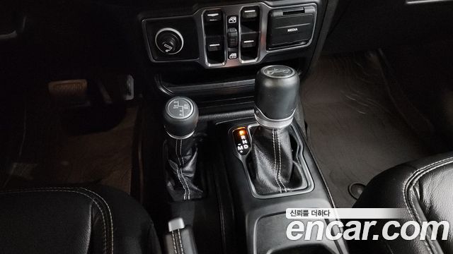 Jeep Wrangler 2019 — photo 12