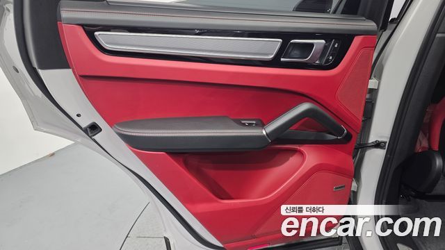 Porsche Cayenne 2023 — photo 15