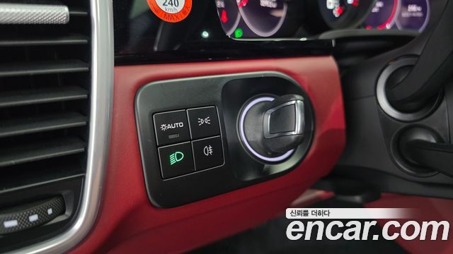 Porsche Cayenne 2023 — photo 28