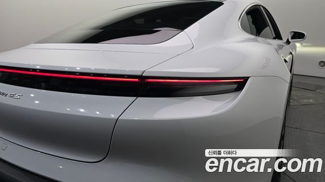 Porsche Taycan 2021 — photo 9