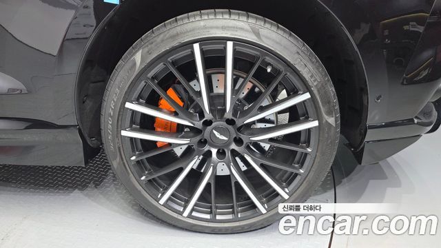 Aston Martin DBX 2023 — photo 7