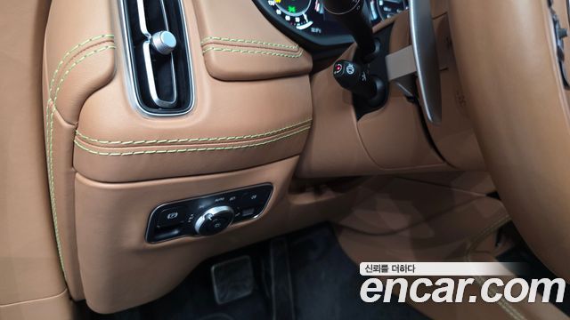 Aston Martin DBX 2023 — photo 28