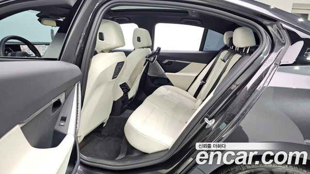 BMW 5-Series 2025 — photo 17