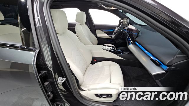BMW 5-Series 2025 — photo 16