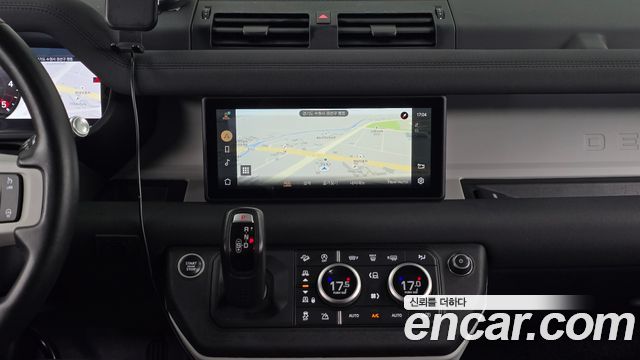 Land Rover Defender 2020 — photo 18