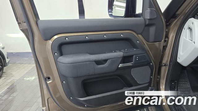 Land Rover Defender 2020 — photo 14