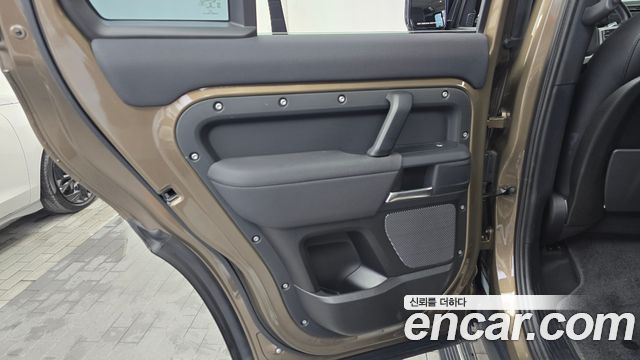 Land Rover Defender 2020 — photo 15