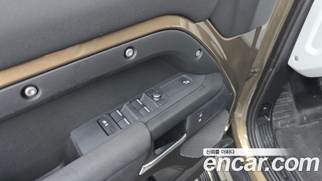 Land Rover Defender 2020 — photo 27