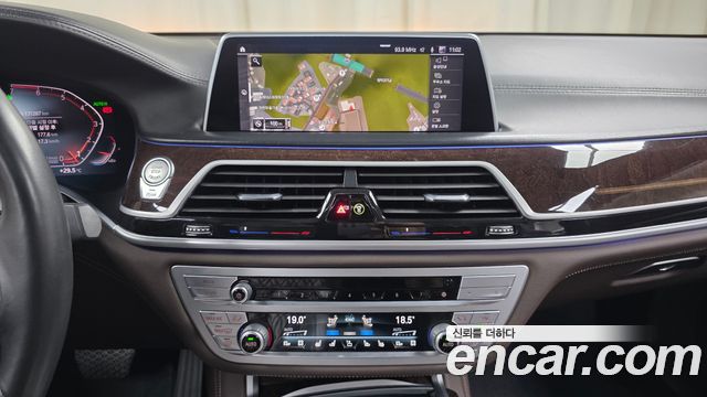 BMW 7-Series 2020 — photo 20
