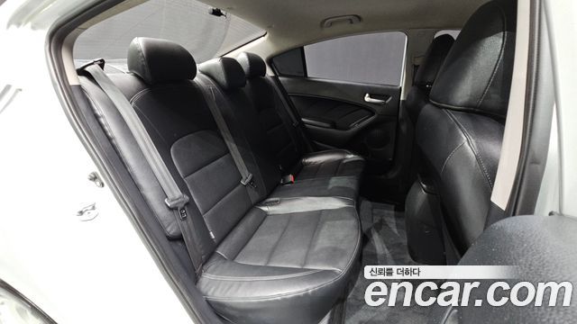 Kia K3 2015 — photo 11