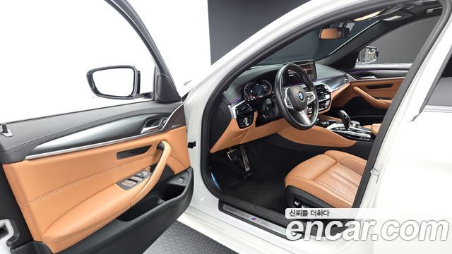 BMW 5-Series 2023 — photo 10