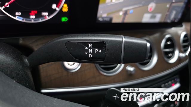 Mercedes-Benz E-Class 2019 — photo 12