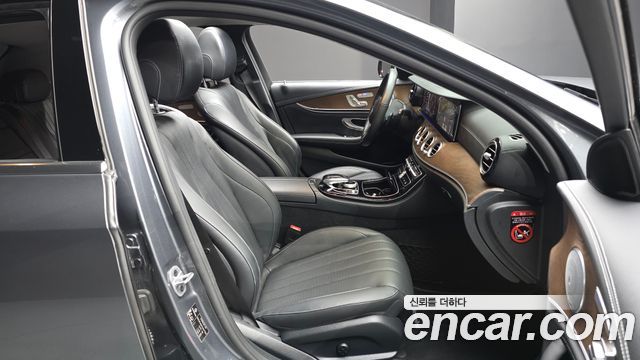 Mercedes-Benz E-Class 2019 — photo 17