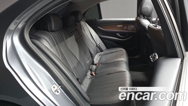 Mercedes-Benz E-Class 2019 — photo 18