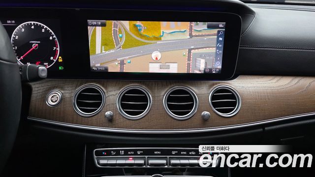 Mercedes-Benz E-Class 2019 — photo 19