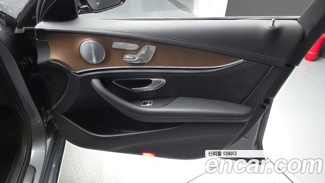 Mercedes-Benz E-Class 2019 — photo 14