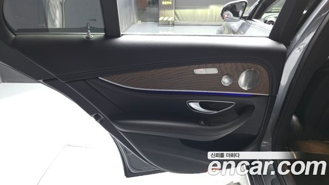 Mercedes-Benz E-Class 2019 — photo 15