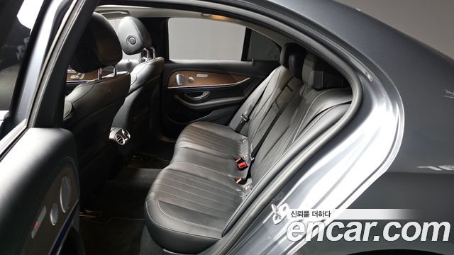 Mercedes-Benz E-Class 2019 — photo 16
