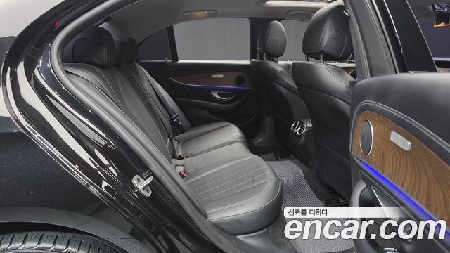 Mercedes-Benz E-Class 2019 — photo 18