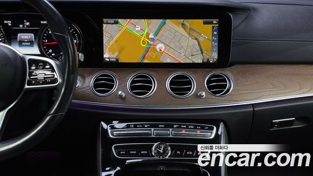 Mercedes-Benz E-Class 2019 — photo 20