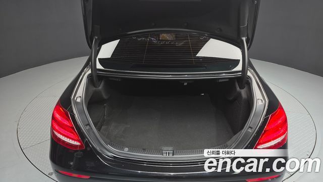 Mercedes-Benz E-Class 2019 — photo 26