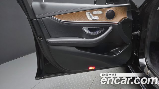Mercedes-Benz E-Class 2019 — photo 14