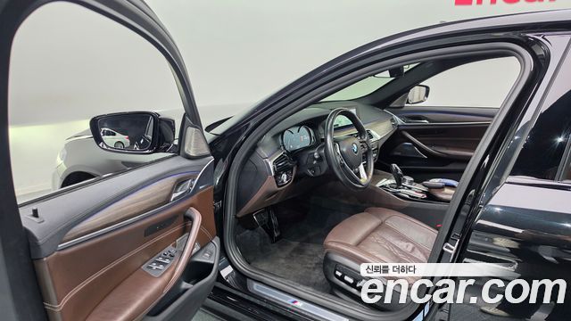 BMW 5-Series 2017 — photo 10