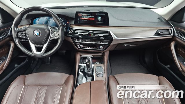 BMW 5-Series 2018 — photo 10