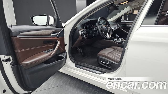 BMW 5-Series 2018 — photo 13