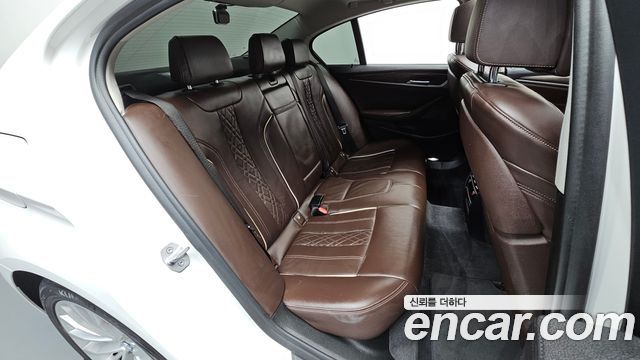 BMW 5-Series 2018 — photo 17