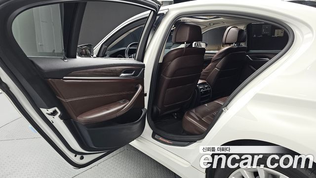 BMW 5-Series 2018 — photo 18