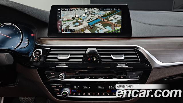 BMW 5-Series 2018 — photo 20