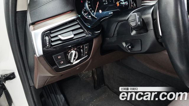 BMW 5-Series 2018 — photo 23
