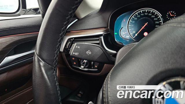 BMW 5-Series 2018 — photo 25