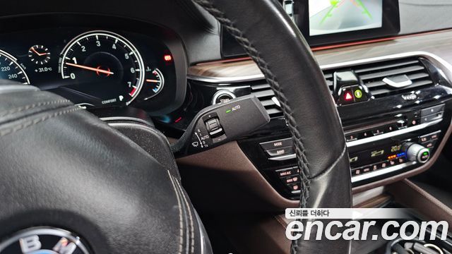 BMW 5-Series 2018 — photo 26