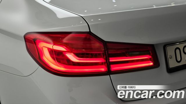 BMW 5-Series 2018 — photo 9