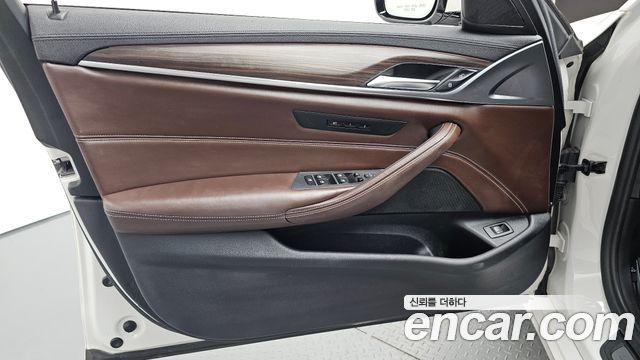 BMW 5-Series 2018 — photo 14