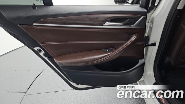 BMW 5-Series 2018 — photo 15