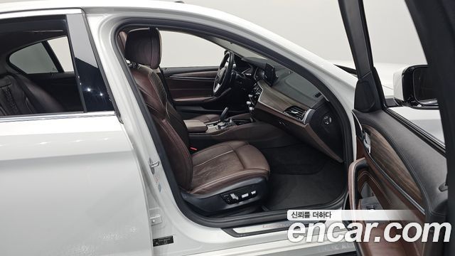 BMW 5-Series 2018 — photo 16