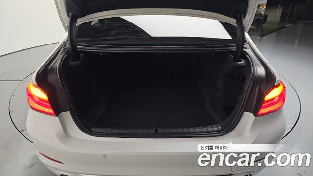 BMW 5-Series 2018 — photo 31
