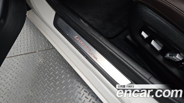 BMW 5-Series 2018 — photo 35
