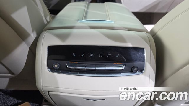 Cadillac Escalade 2023 — photo 18