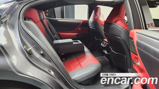 Lexus ES 2023 — photo 17