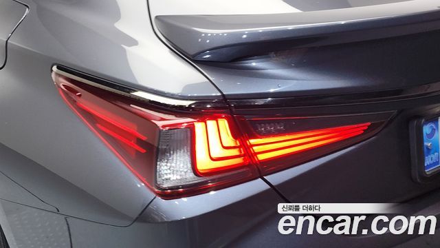 Lexus ES 2023 — photo 9