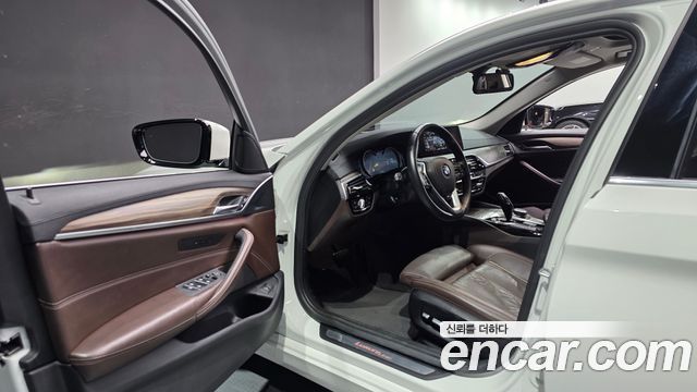 BMW 5-Series 2018 — photo 10