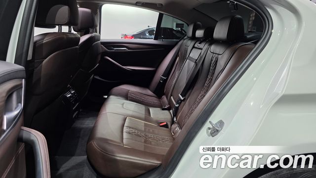 BMW 5-Series 2018 — photo 11