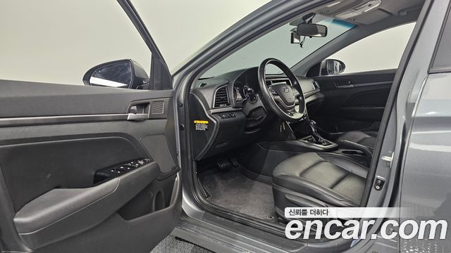 Hyundai AVANTE 2017 — photo 13
