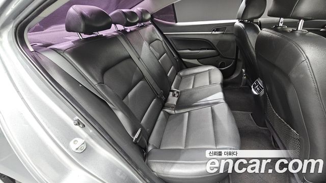 Hyundai AVANTE 2017 — photo 17